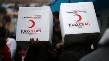 الهلال التركي يوزع 813 سلة غذائية على نازحين بعدن