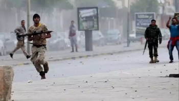 تمدد الاشتباكات في عدن إلى خور مكسر بالأسلحة الثقيلة والمتوسطة
