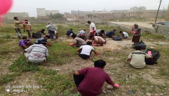 شباب متطوعون ينفذون حملة إقتلاع أشجار الشوك من «مقبرة جادب» بالمهرة