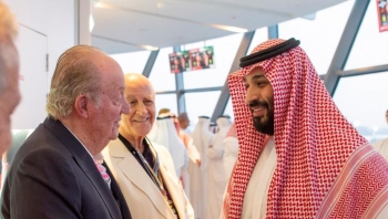 استجواب عشيقة ملك إسبانيا السابق.. ما علاقة السعودية؟