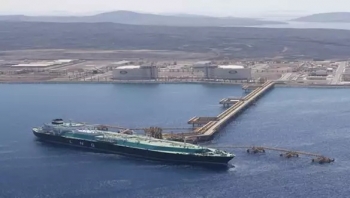للضغط على الحكومة.. سلطات حضرموت تمنع رسو سفينة لتصدير النفط الخام بميناء الضبة