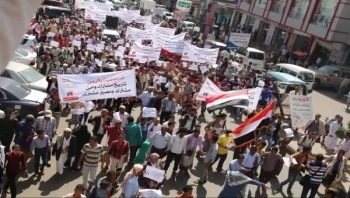 الآلاف يتظاهرون في تعز تنديدا بانقلاب الحوثيين