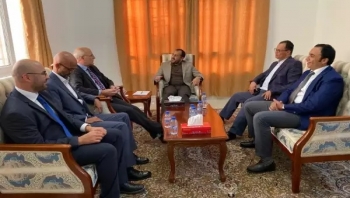 وفد حوثي يلتقي السفير البريطاني لدى اليمن في مسقط