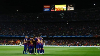 برشلونة يقسو على أشبيلية رغم طرد اثنين من لاعبيه