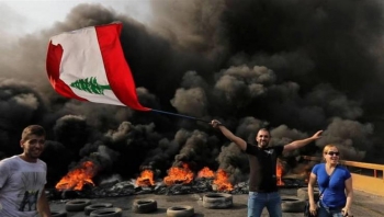 أحدثها "انتفاضة واتساب".. أزمات وقضايا أخرجت اللبنانيين للشوارع في السنوات الأخيرة