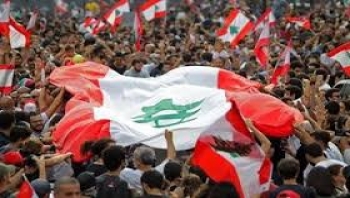 تظاهر عشرات الآلاف في شوارع لبنان لليوم الثالث