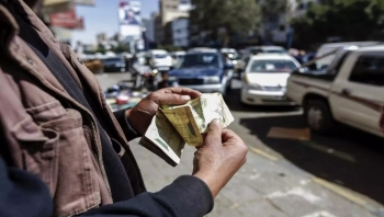 أيام سوداء تهدد الاقتصاد.. اليمن يحتاج دعماً عاجلاً بقيمة 6 مليارات دولار لتغطية عجز الموازنة ودعم العملة