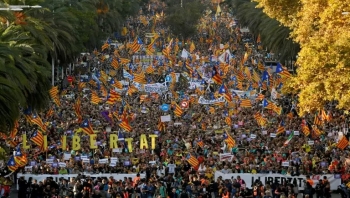 الانفصاليون يحشدون 350 ألف مشارك في تظاهرة "الحرية" في برشلونة