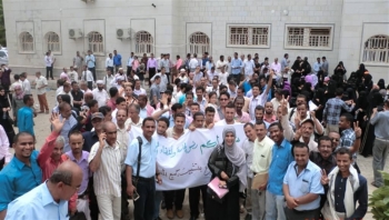 مئات الأكاديميين بجامعة عدن يهددون بالإضراب المفتوح إذا لم تستجيب الحكومة لمطالبهم