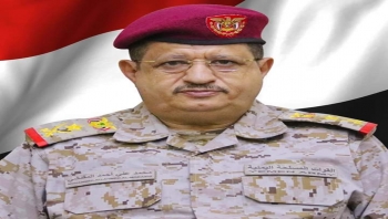 نجاة وزير الدفاع من صاروخ حوثي استهدف قادة الجيش في مأرب