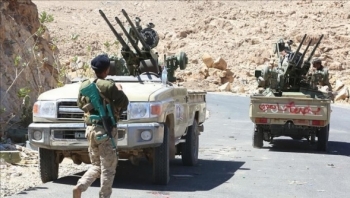 الإمارات تسلم جزيرة "زقر" لقوات خفر السواحل اليمنية بحضور طارق صالح