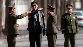 النكتة السياسية.. لماذا تتحرك الشرطة الصينية دائما في مجموعة من ثلاثة أشخاص؟