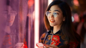 بعد فرض الكعب العالي.. شركات يابانية تمنع العاملات فيها من ارتداء النظارات