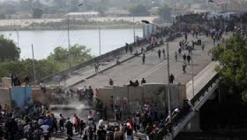 محتجون عراقيون يستعيدون السيطرة على جزء من جسر في وسط بغداد
