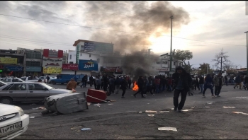 حرق وتدمير تماثيل وصور للخميني وخامنئي ومهاجمة مقار حكومية في تظاهرات واسعة