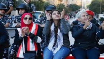المحتجون اللبنانيون يحاولون منع النواب من الوصول إلى البرلمان