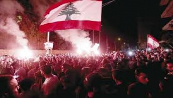 اشتباكات بين محتجين لبنانيين ومؤيدين لحركتي حزب الله وأمل بوسط بيروت
