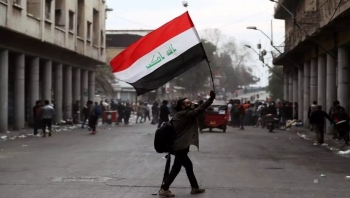 محتجون عراقيون يغلقون الطرق في تصعيد للضغوط من أجل الإصلاح