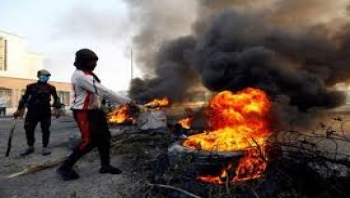 محتجون يحرقون إطارات مع تجدد الاحتجاجات في جنوب العراق
