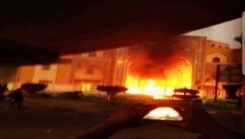 المحتجون بالعراق يحرقون مدخل ضريح شيعي بمدينة النجف