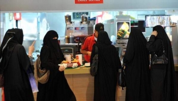 السعودية تلغي شرط تخصيص المطاعم لمدخلين منفصلين للرجال والنساء