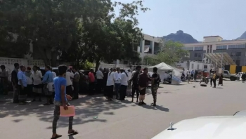 عدن.. متقاعدون في الجيش والأمن يعتصمون أمام البنك المركزي وقصر معاشيق للمطالبة بصرف رواتبهم