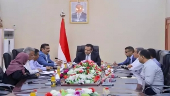 رئيس الوزراء يوجه برفع وتيرة العمل لإنجاز محطة كهرباء عدن الجديدة