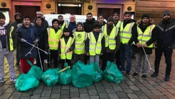 بريطانيا.. مئات المسلمين يتطوعون لتنظيف الشوارع