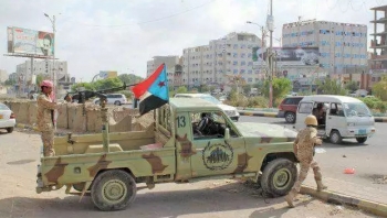 عدن.. قوة من الحزام الأمني تقتحم مطعما وتعتقل مالكه