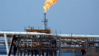 مسؤول حكومي: تصدير النفط حاليًا مستبعد بسبب سيطرة الإمارات على الموانئ