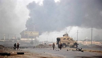 مقتل وإصابة 30 حوثيا جراء انفجار مخزن أسلحة في ميناء الصليف بالحديدة
