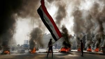 العنف يتصاعد في العراق مع سعى الحكومة لإنهاء الاحتجاجات