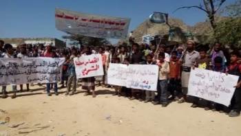 وقفة احتجاجية لأبناء القبيطة بلحج تطالب بالقصاص من قاتل مواطن من تعز