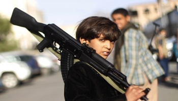 مليشيا الحوثي تجبر مدراء المدارس على تجنيد الطلاب دون علم أهلهم