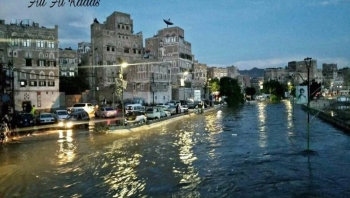 سيول الأمطار تغرق أسواقا في صنعاء وتجرف شخصين وعشرات المركبات