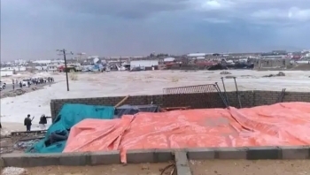مأرب.. سيول الأمطار تغمر مخيمات للنازحين ووفاة أسرة غرقا