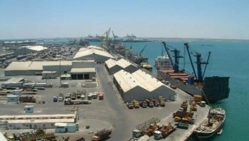 اللجان النقابية في ميناء عدن تهدد بمقاضاة وزير المالية احتجاجاً على تعسفات الوزارة
