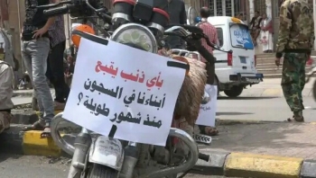تعز.. جنود يتظاهرون للمطالبة بالإفراج عن معتقلين