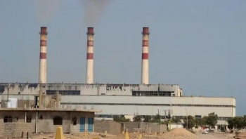 عدن تغرق في الظلام إثر خلل فني في خطوط إمداد الكهرباء