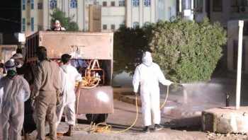صندوق النظافة يدشن حملة رش ضبابي وتعقيم لشوارع مدينة الغيضة للوقاية من فيروس كورونا.