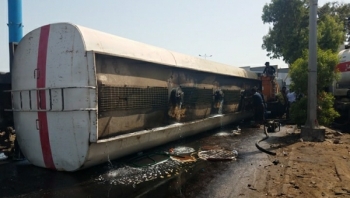 عدن.. انقلاب قاطرة محملة بالديزل يتسبب في تضرر منازل واحتراق سيارات