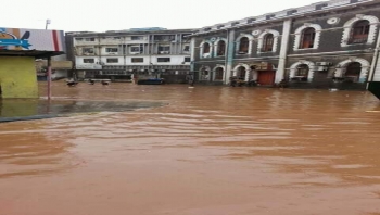 أمطار غزيرة تضرب عدن وأحياء تغرق بالسيول