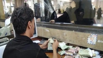 عدن.. شركات الصرافة توقف بيع وشراء العملات الصعبة إثر الانهيار الأخير للعملة المحلية