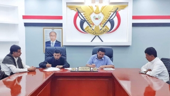 محافظ شبوة يوقع عقداً لتنفيذ المرحلة الأولى لتشجير مدينة عتق.