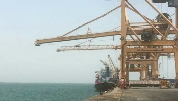 الحكومة تسمح بدخول أربع سفن نفطية إلى ميناء الحديدة