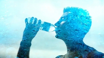 هل من الخطأ شرب الماء أثناء الأكل؟ وما علامات نقصه؟ أسئلة شاملة حول عصب الحياة