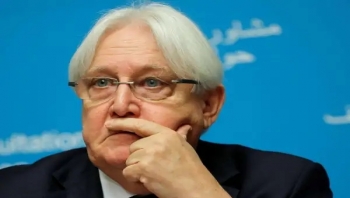 الحكومة تندد بصمت "غريفيث" عن جرائم الحوثيين وتدعوه لمغادرة مربع الصمت