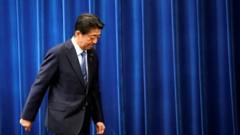رئيس الوزراء الياباني يقرر التنحي عن منصبه لأسباب صحية