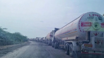 أبين : ميليشيا الانتقالي المدعومة إماراتياً تدفع بتعزيزات عسكرية و تنصب قطاعاً مسلحاً لمالكي الشاحنات