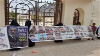 عدن : أمهات المختطفين تطالب محافظ عدن لملمس بالإفراج عن المعتقلين والمخفيين قسراً